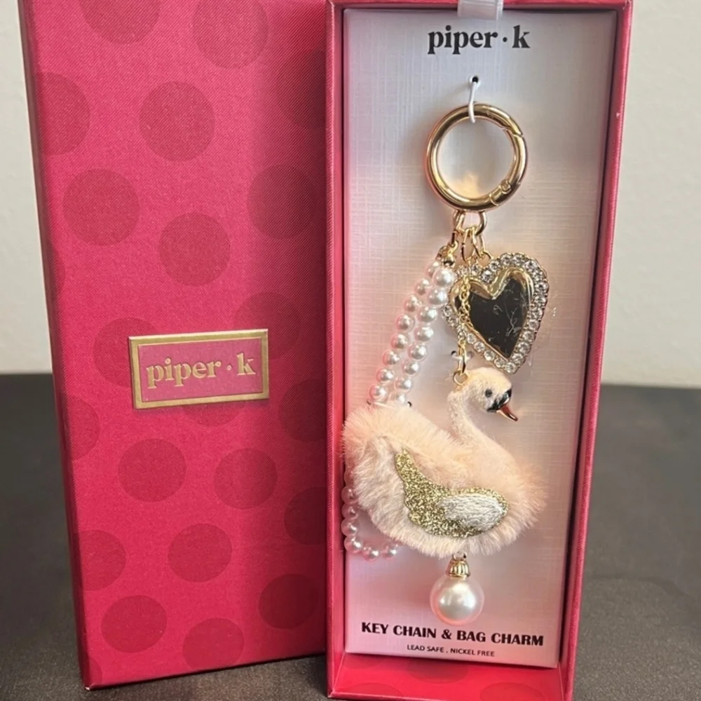 👉✨️Piper K Beautiful Gold and White Swan Key Chain & Bag Charm